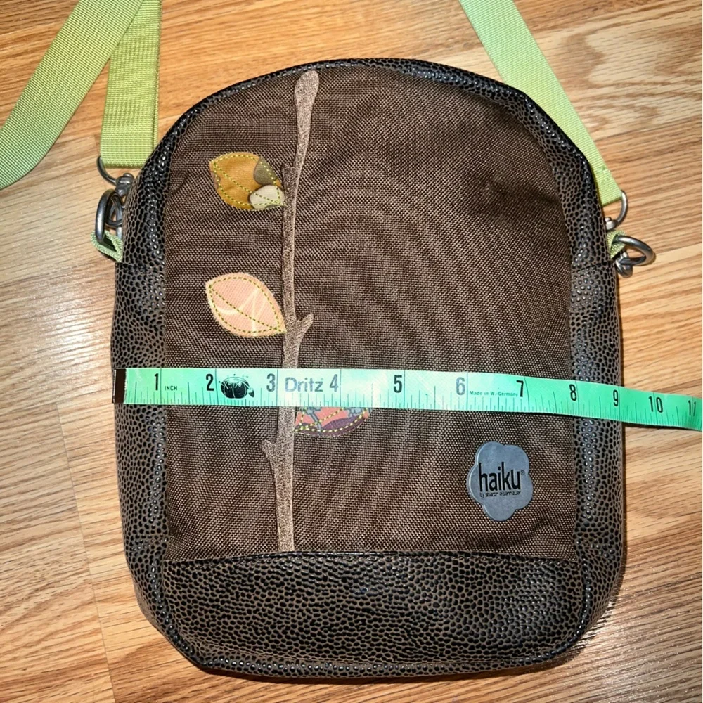 Haiku crossbody bag brown w/ green strap Appliqué‎ Leaves